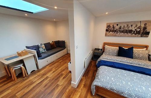 Chessington Apartamento | Cosy detached studio- walking distance to CWOA!