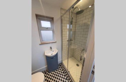 Chessington Apartamento | Cosy detached studio- walking distance to CWOA!
