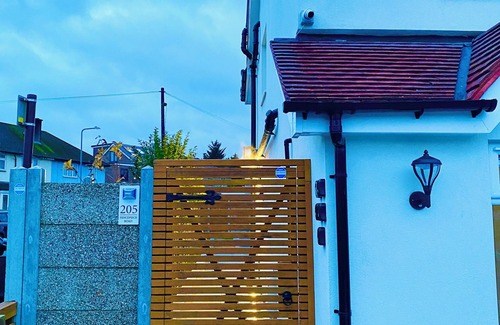 Hainault Casa | Cosy Ensuit in a calm environment, 1 min walk to bus stand, with free parking.