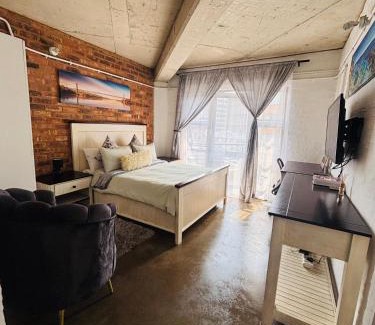 Downtown Johannesburg Apartamento | Cosy escape Balcony High speed WiFi Amenities