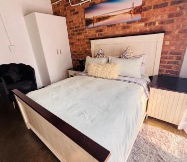 Downtown Johannesburg Apartamento | Cosy escape Balcony High speed WiFi Amenities