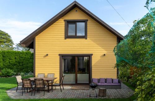 Kuressaare Casa | Cosy Family Guesthouse with Sauna and Garden