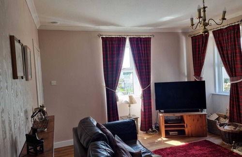 Thornhill Otro | Cosy Farmhouse , Beautiful Views, Great for Families and Adults
