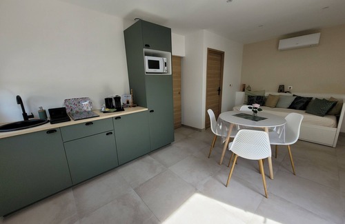 Chateauneuf-les-Martigues Apartamento | Cosy new T2 with terrace 10 min from the sea!