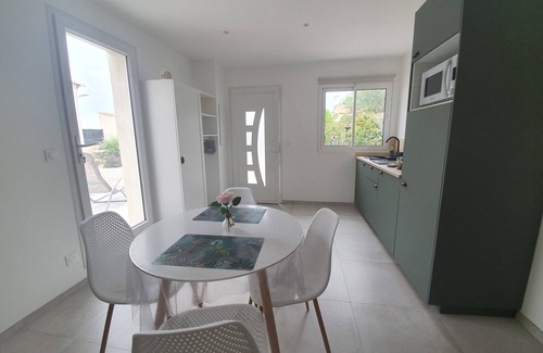 Chateauneuf-les-Martigues Apartamento | Cosy new T2 with terrace 10 min from the sea!