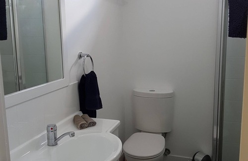 Jindabyne Apartamento | Acogedor, totalmente independiente apartamento frente al lago de 2 dormitorios