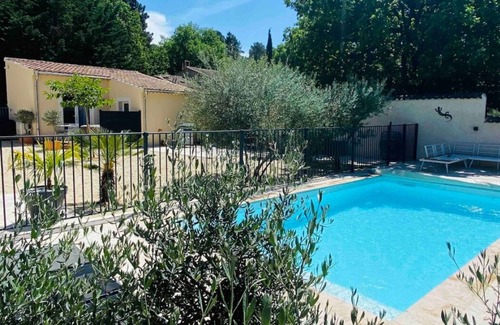 Mondragon Apartamento | Cosy gites with private spas and swimming pool