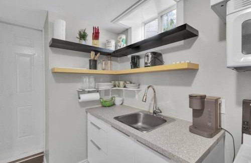 Lisgar Casa | Cosy Guest Suite Near Shops, Transit, Hwy and GO!