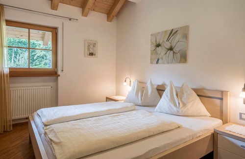 Caines Apartamento | Cosy holiday apartment "Tischlerhof - Typ A mit Balkon" with Wi-Fi, balcony and mountain view; parking available