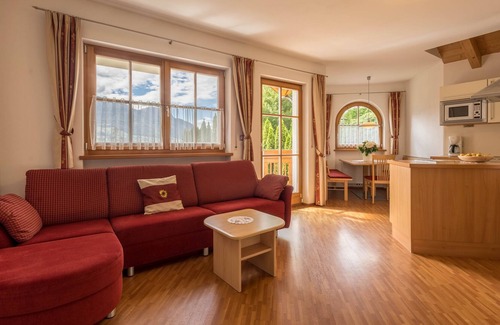 Caines Apartamento | Cosy holiday apartment "Tischlerhof - Typ A mit Balkon" with Wi-Fi, balcony and mountain view; parking available