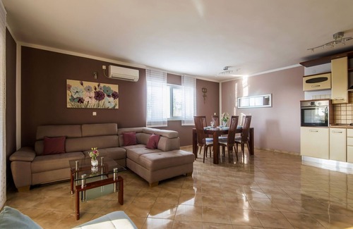 Policnik Casa | Acogedora Casa Vacacional en Poličnik con Piscina