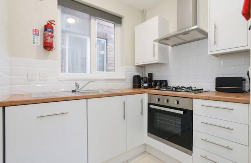 Beeston Casa | Cosy home available w/FREE Parking & WiFi, Beeston