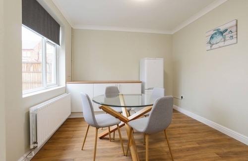 Beeston Casa | Cosy home available w/FREE Parking & WiFi, Beeston