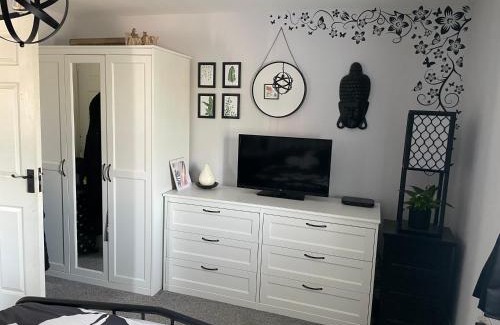 Llanishen Casa | Cosy home from home with PRIVATE BATHROOM - FREE PARKING
