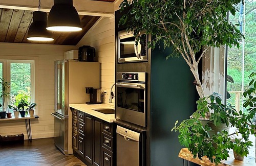 Bracebridge Cabaña | Cosy Home on the River. Pet-friendly, Hot Tub, Fast Wifi, Wood Fireplace.