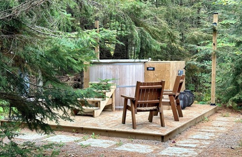 Bracebridge Cabaña | Cosy Home on the River. Pet-friendly, Hot Tub, Fast Wifi, Wood Fireplace.