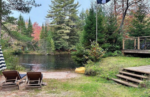 Bracebridge Cabaña | Cosy Home on the River. Pet-friendly, Hot Tub, Fast Wifi, Wood Fireplace.