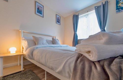 Corby Casa | Cosy Home-Sleeps 5- Private Garden- Free Parking