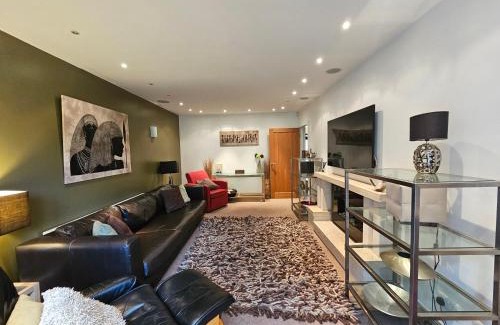 Northenden Casa | Cosy Home With Garden & Driveway, 6min To Airport