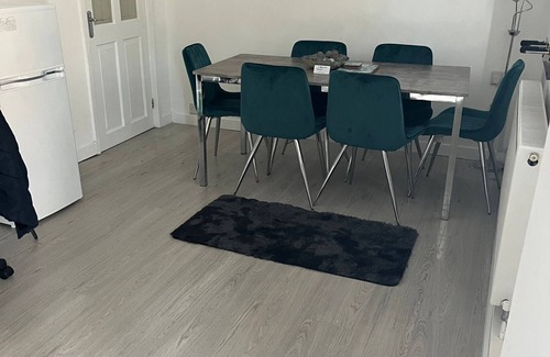 Walsall Casa | Cosy home with private parking