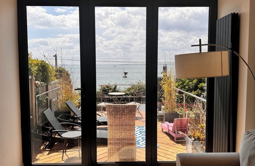 Leigh-on-Sea Casa | Cosy Hot Tub Beach House with Panoramic Views of LeighonSea Estuary + Fireplace