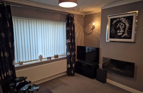 Newark Casa | Cosy house in Newark on Trent with hot tub, modern facilities &super fast wifi
