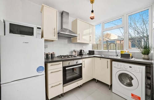Wyken Casa | 🌟Cosy House with Free Parking, Garden & Smart TV🌟
