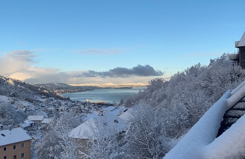 Arstad Casa | Cosy house with sunny balcony, mountains and fjord view!