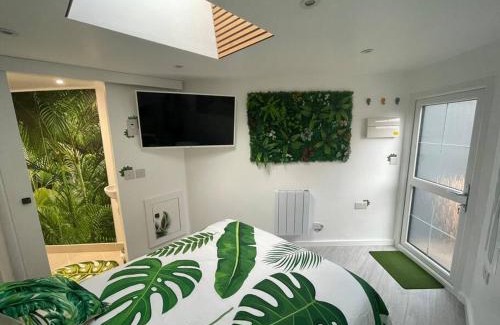 Bircotes Apartamento | Cosy Jungle Cabin With Bathroom
