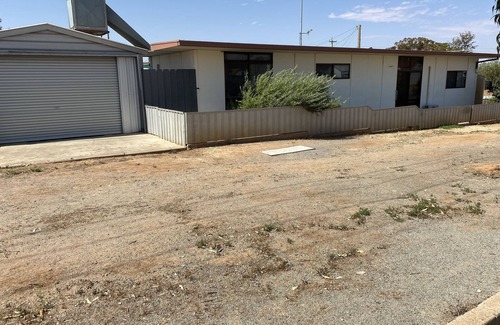 Broken Hill Casa | Cosy little white box, everything you need for a little getaway