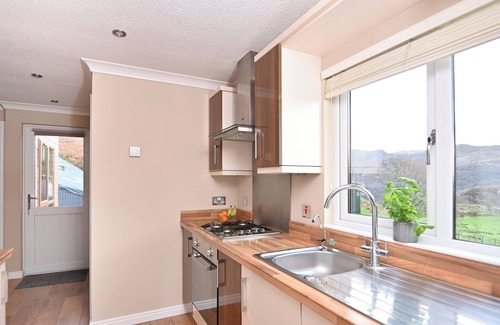 Beddgelert Cabina | Cosy Self-Catering Cabin with Panoramic Windows and Stunning Mountain Views