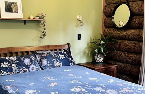 Hikuai Cabina | Cosy Log Cabin! Perfect for all those wanting to relax, destress and reconnect.