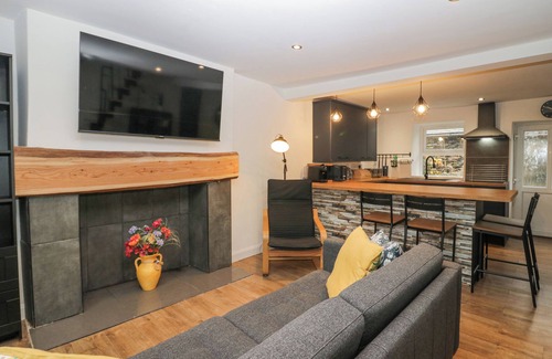Cark Cabaña | COSY LOGS COTTAGE, pet friendly, with a garden in Cark In Cartmel