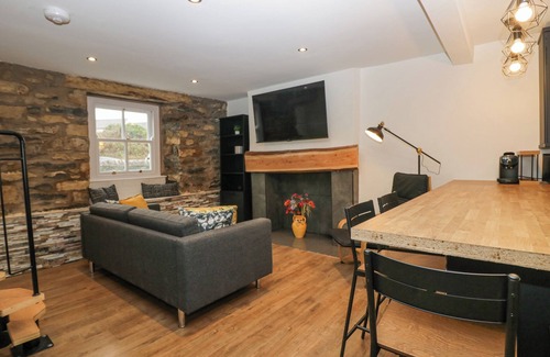 Cark Cabaña | COSY LOGS COTTAGE, pet friendly, with a garden in Cark In Cartmel