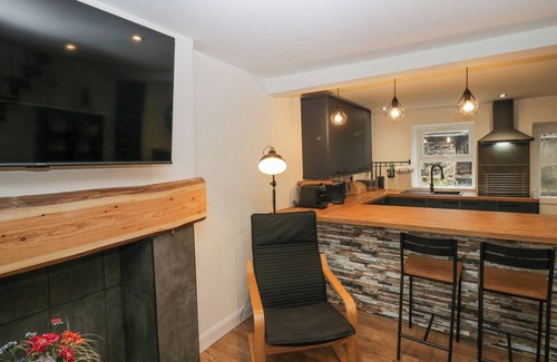 Cark Cabaña | COSY LOGS COTTAGE, pet friendly, with a garden in Cark In Cartmel