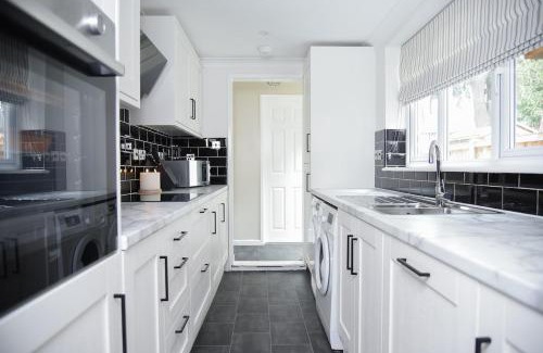 Colchester Apartamento | Cosy Luxe 3Bed Retreat Hot Tub BBQ Parking Near Town Perfect for Contractors Families Short & Long Stay
