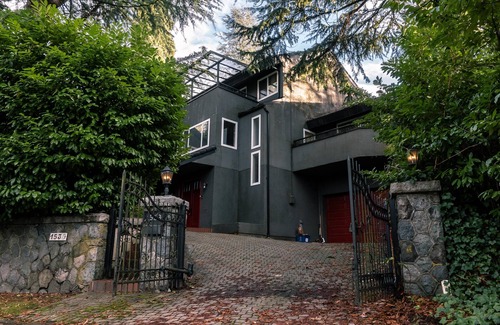 Shaughnessy Casa | Cosy Luxe Mansion with Sauna - Central Vancouver