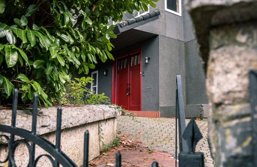 Shaughnessy Casa | Cosy Luxe Mansion with Sauna - Central Vancouver