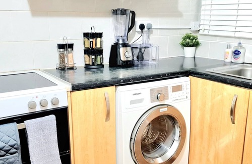 Heaton Casa | Cosy Luxurious Entire 3 Bedroom House, Private Garden, Free Parking, Free WiFi