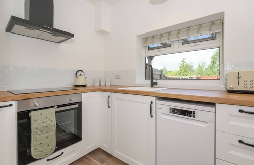 Robert Town Casa | Cosy Mirfield Retreat, pet-friendly, 2B with parking and garden