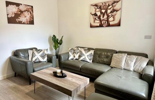 Briton Ferry Casa | Cosy modern 4 bedroom home with backyard