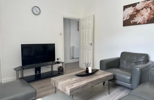 Briton Ferry Casa | Cosy modern 4 bedroom home with backyard