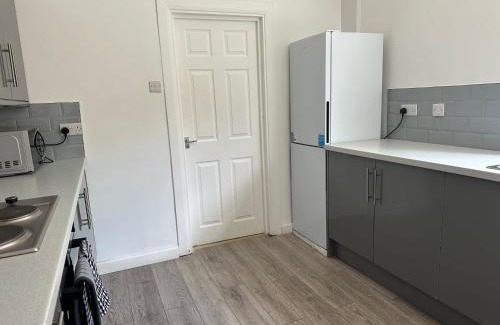 Briton Ferry Casa | Cosy modern 4 bedroom home with backyard