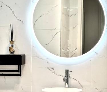 Blakehurst Casa | Cosy Modern 5BR Home-Major Hubs Parks with EV Charger