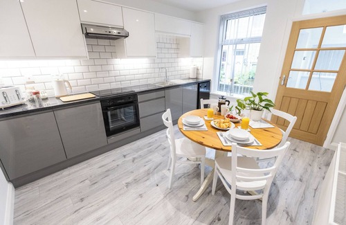 Mytholm Casa | Cosy & Modern Home by Hebden Canal, Sleeps 6