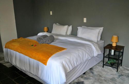 Magaliesberg Chalet De Esquí | Cosy Mountain FarmStay w private Boma