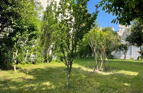La Courneuve Apartamento | Cosy N'est - Spacious apartment with garden just outside Paris.