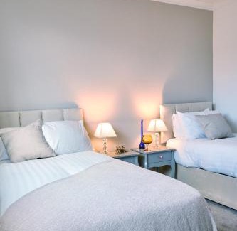 Leeds Casa | Cosy Nook - 3 Bedroom Retreat with Private Garden, Parking and Media Wall