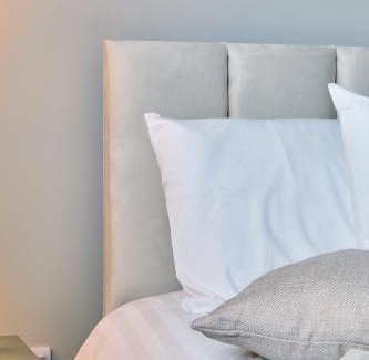 Leeds Casa | Cosy Nook - 3 Bedroom Retreat with Private Garden, Parking and Media Wall