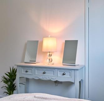 Leeds Casa | Cosy Nook - 3 Bedroom Retreat with Private Garden, Parking and Media Wall